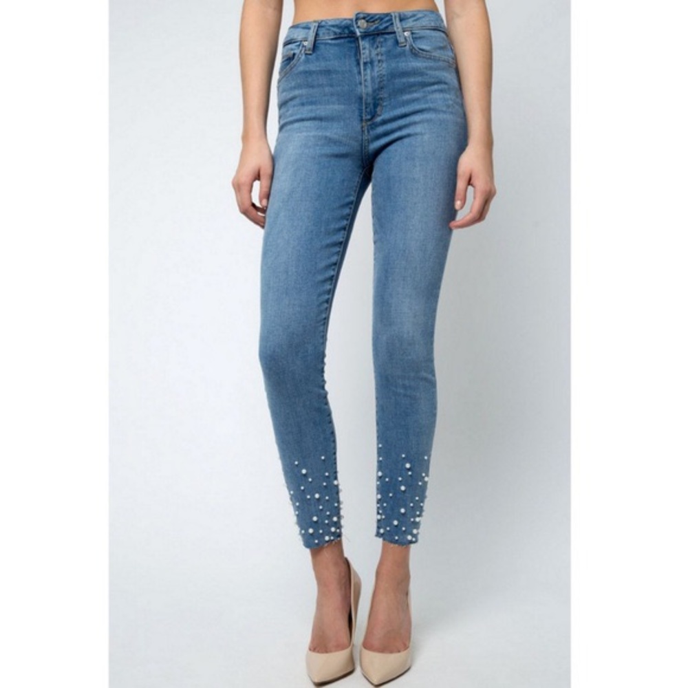 Joe’s jeans with pearls 💙